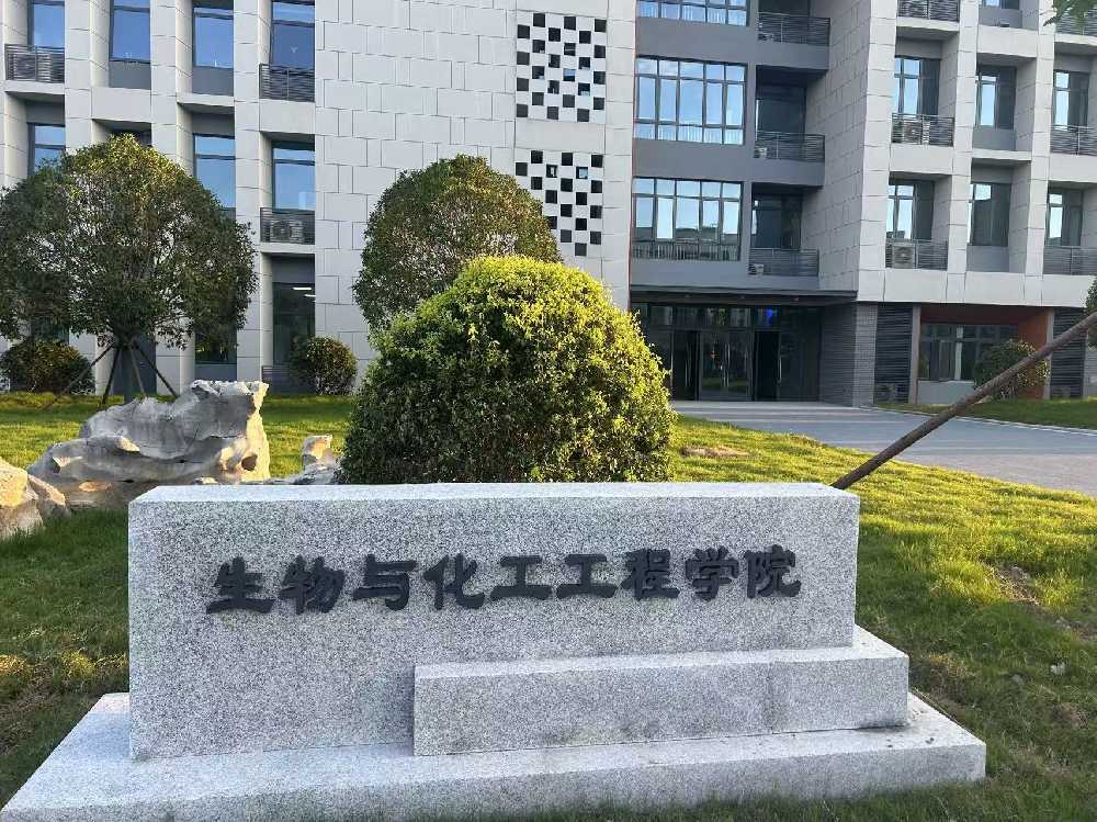 班玛县扬州职业大学体育场高杆灯项目